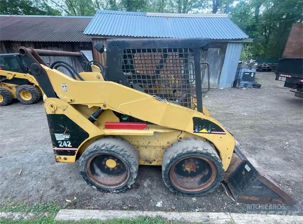 CAT 242 Kompaktlader