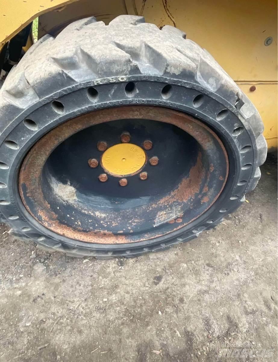 CAT 242 Kompaktlader