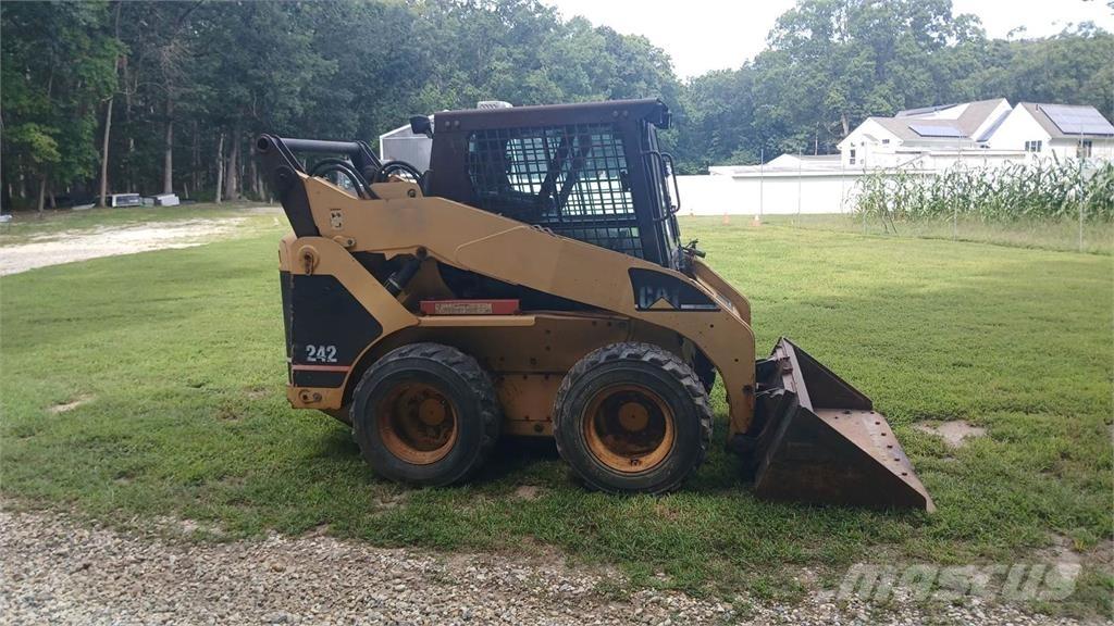CAT 242 Kompaktlader