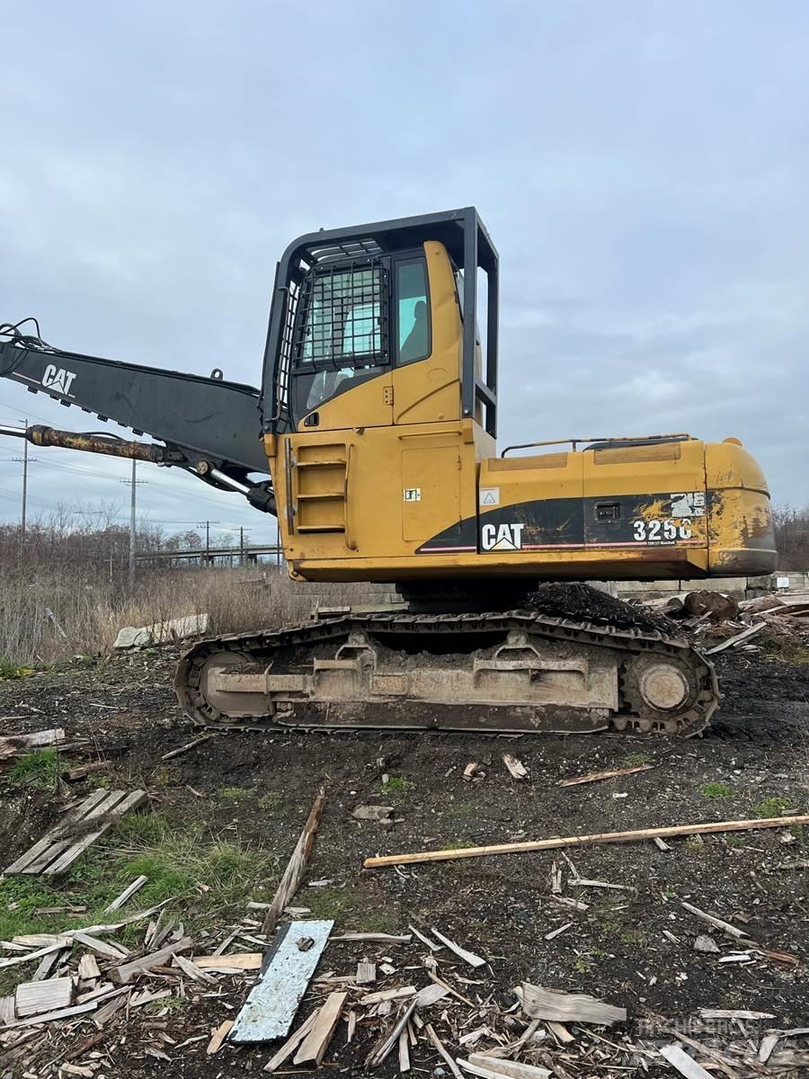 CAT 325C Gelenkausleger Lader
