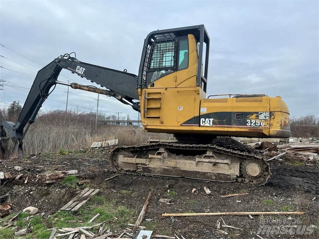 CAT 325C Gelenkausleger Lader