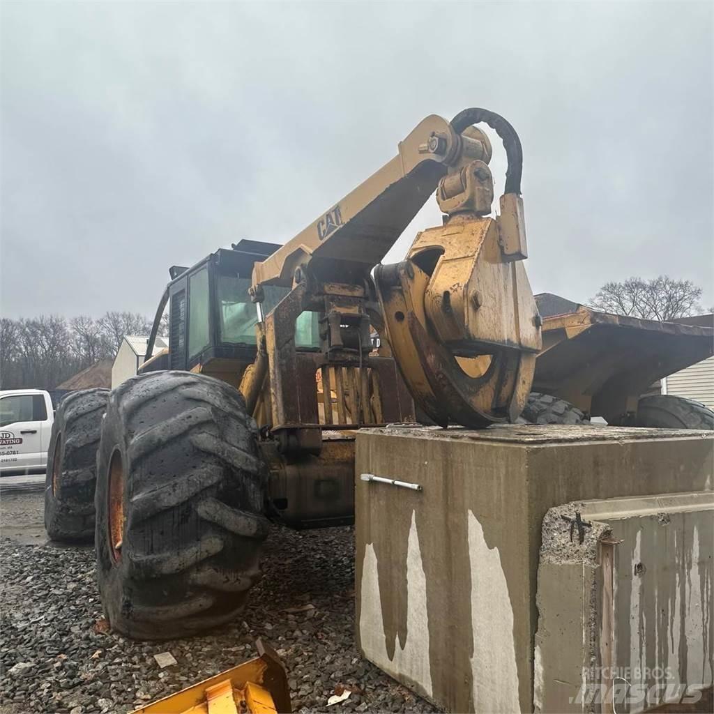CAT 545 Stammholzschlepper