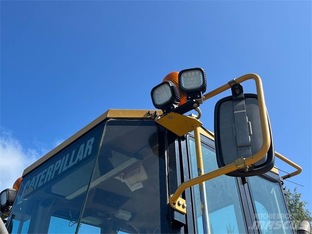 CAT IT24F Radlader