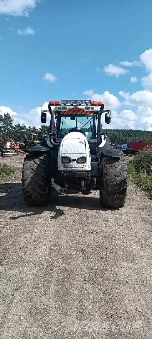 Valtra T 180 Traktoren