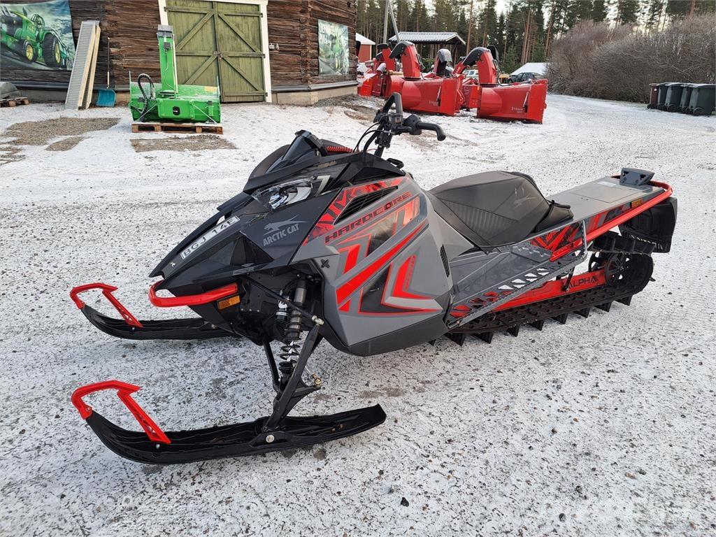 Arctic Cat M 8000 ALPHA Schneemobile