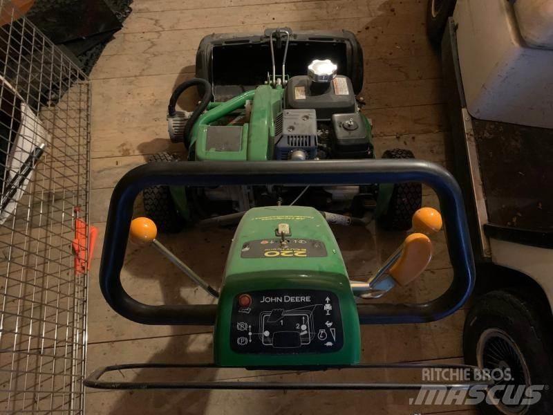 John Deere 220 Reitermäher