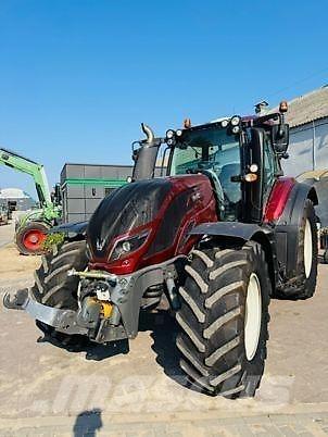 Valtra T174 VERSU Traktoren