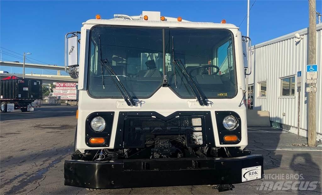 Mack MRU613 Müllwagen