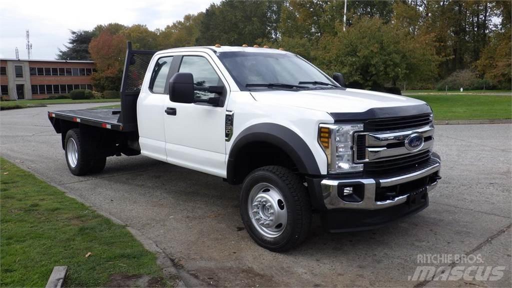 Ford F-550 Pritschenwagen/Pritschenwagen mit Seitenklappe