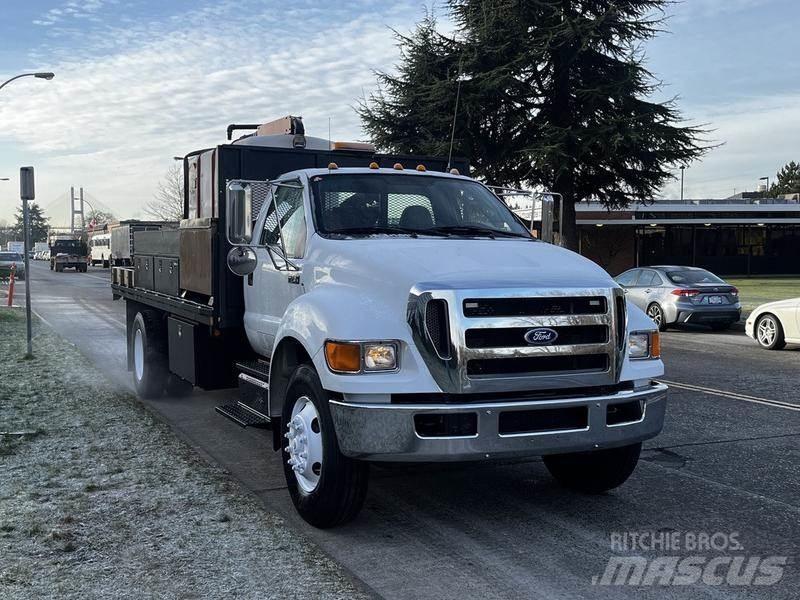 Ford F-750 Pritschenwagen/Pritschenwagen mit Seitenklappe