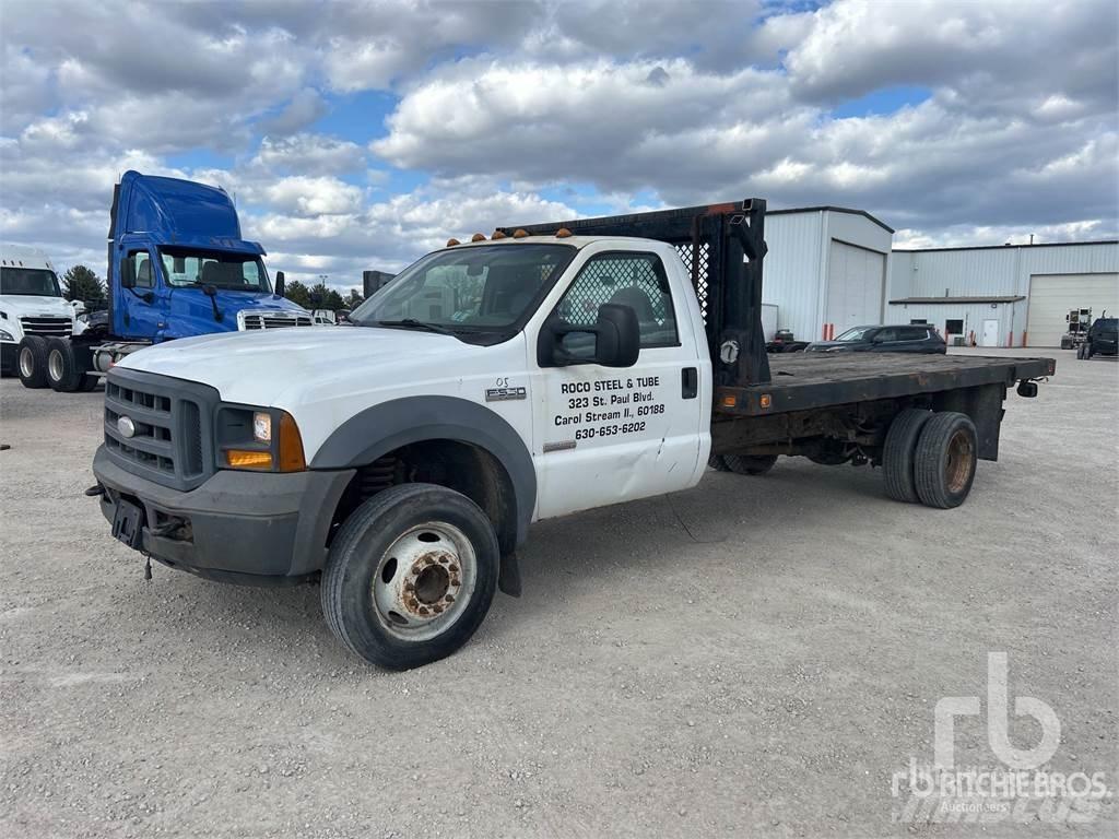 Ford F-550 Pritschenwagen/Pritschenwagen mit Seitenklappe