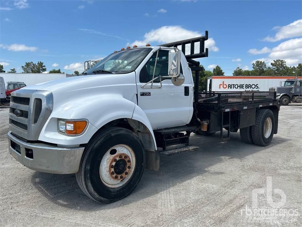 Ford F-750 Pritschenwagen/Pritschenwagen mit Seitenklappe