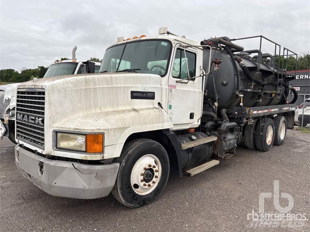 Mack CH613 Saug- und Druckwagen