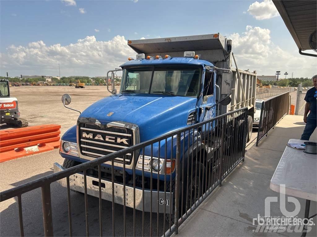 Mack CV713 Kipper