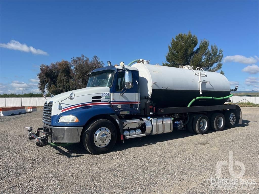 Mack CX613 Wassertanker