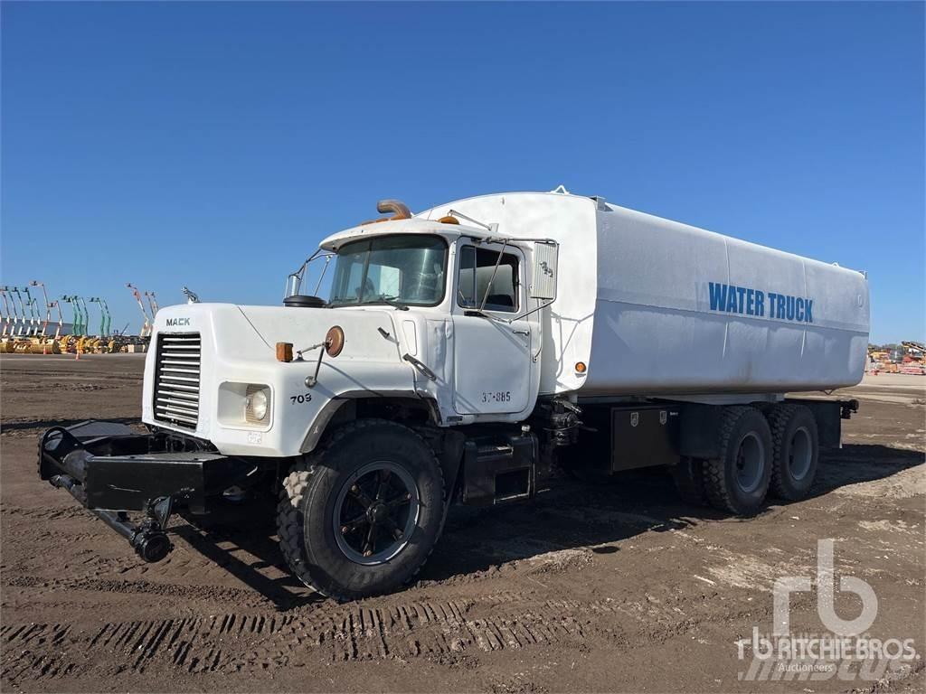 Mack DM Wassertanker
