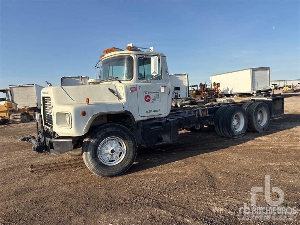 Mack DM690S Wechselfahrgestell