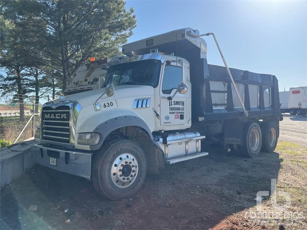 Mack GR64F Kipper
