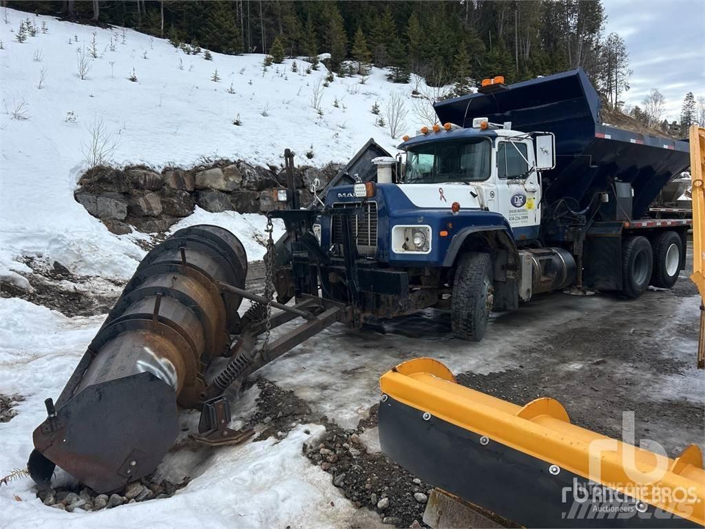 Mack RB688S Schneeschilde und -pflüge
