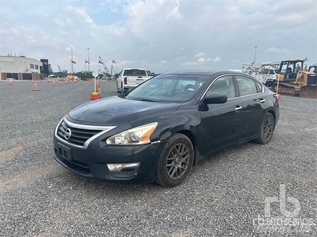 Nissan ALTIMA PKWs