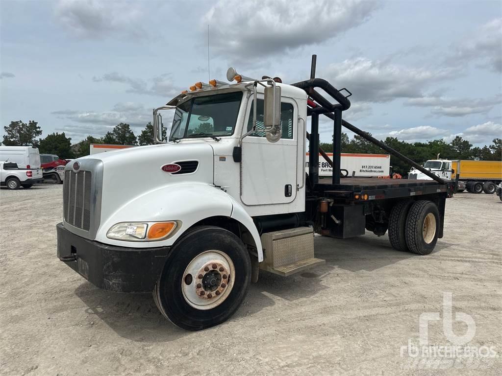 Peterbilt 335 Pritschenwagen mit Seilwinde