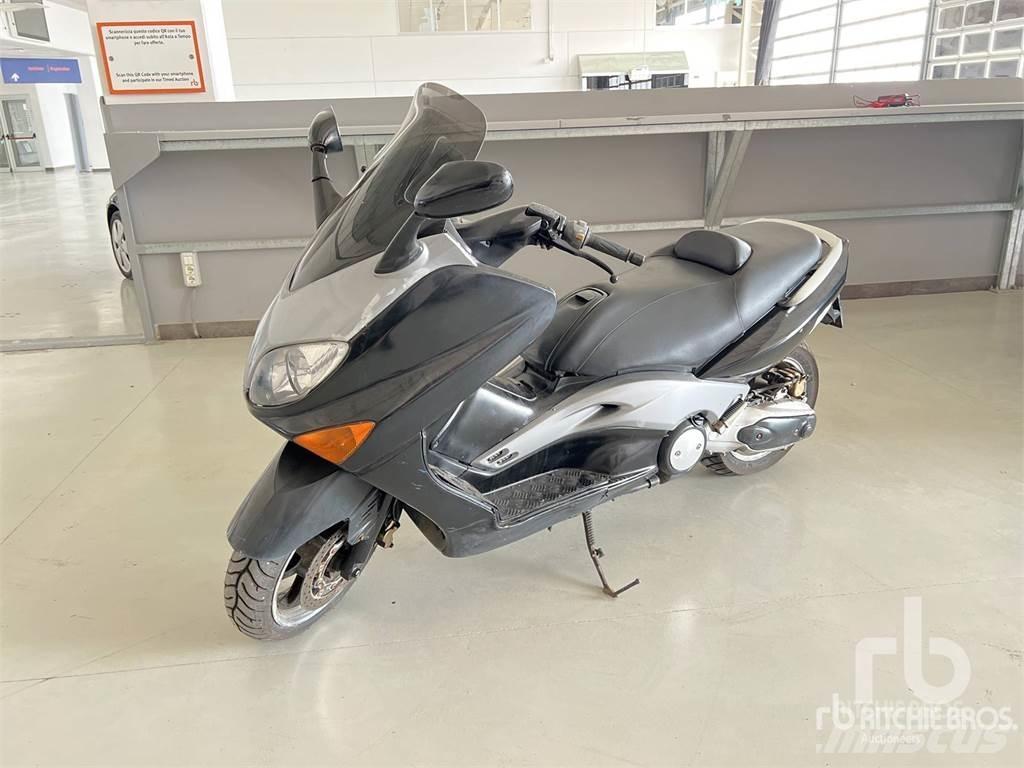 Yamaha TMAX PKWs