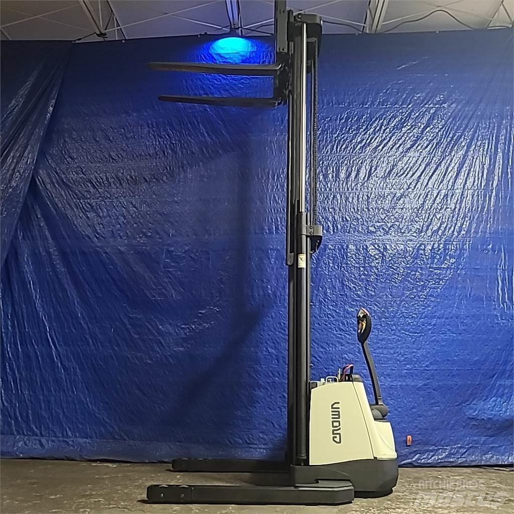 Crown SX3000-40 Selbstfahrstapler