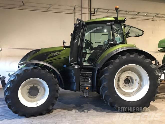 Valtra T235D Traktoren
