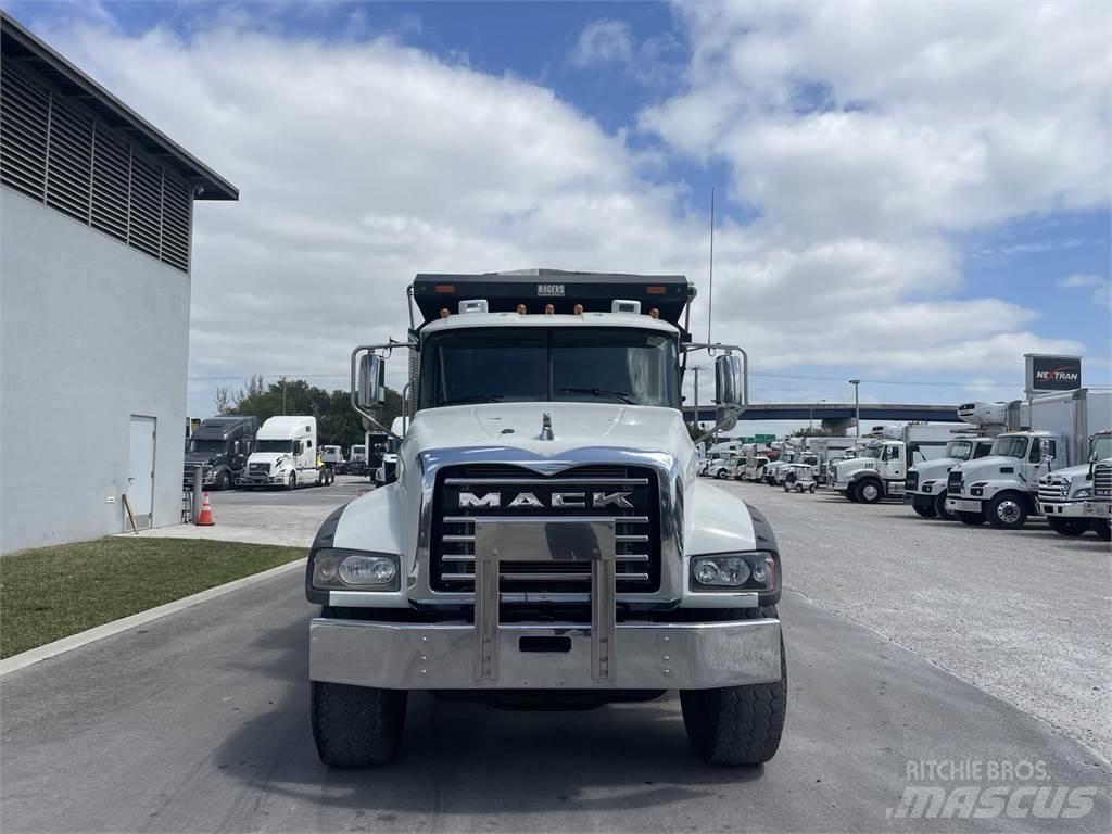 Mack GR64F Kipper