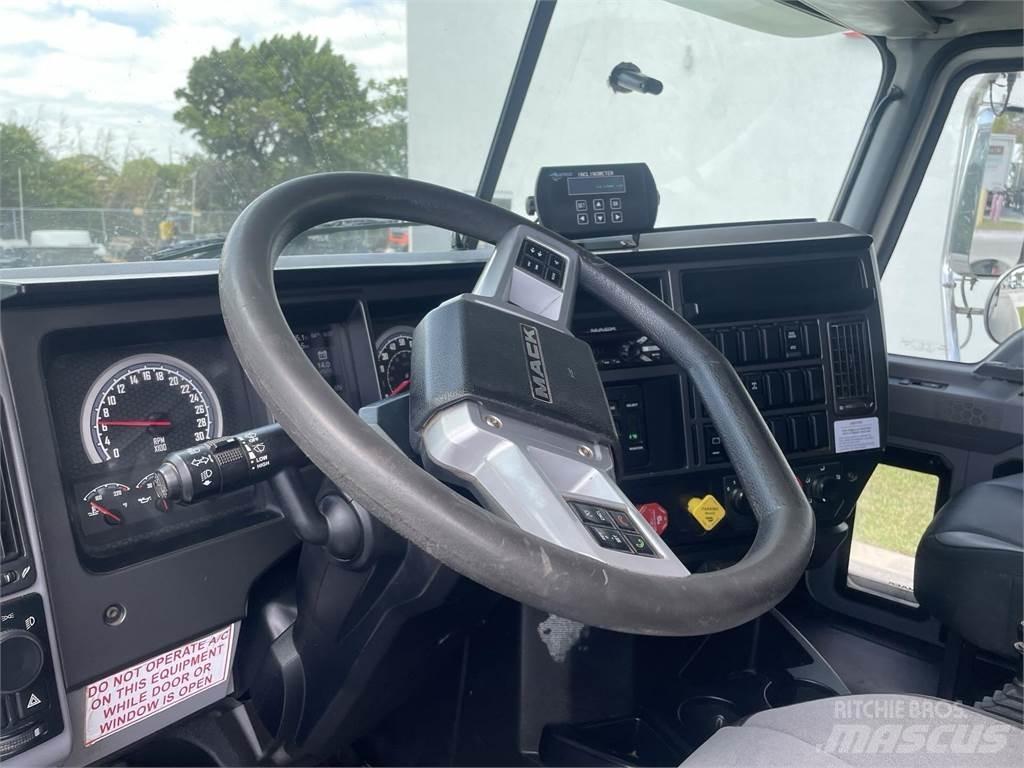 Mack GR64F Kipper