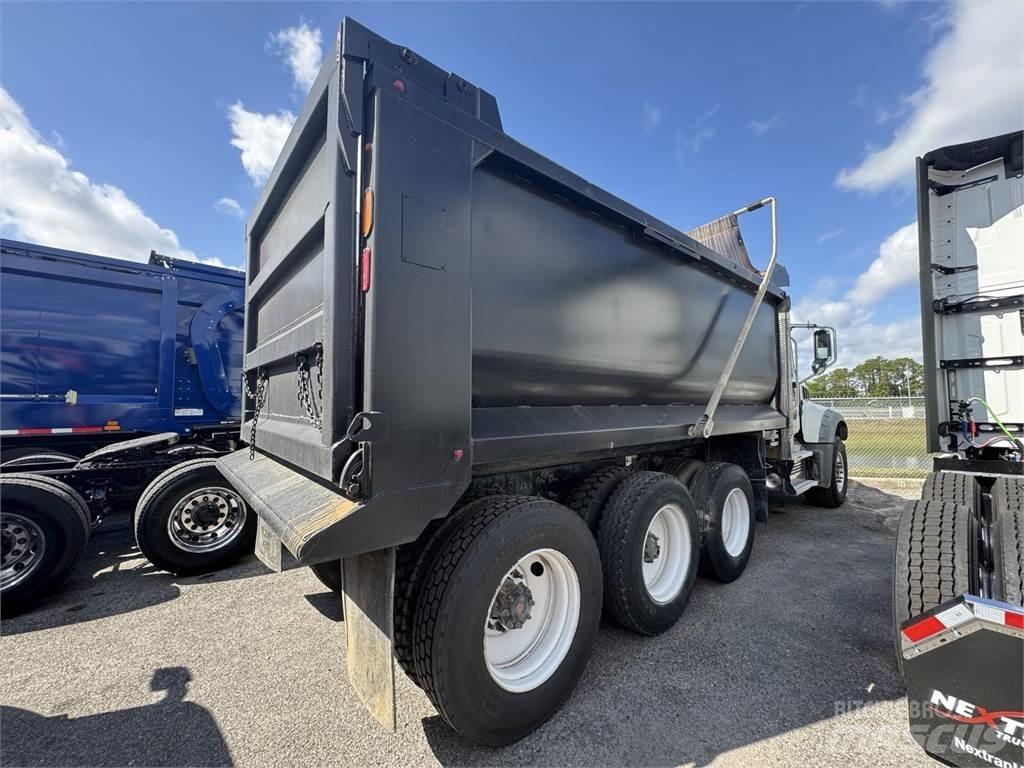 Mack GR64F Kipper