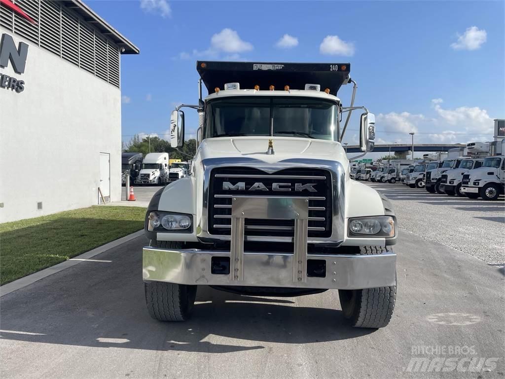 Mack GR64F Kipper