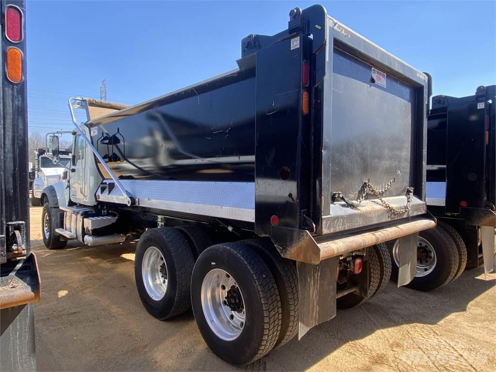 Mack GR64F Kipper