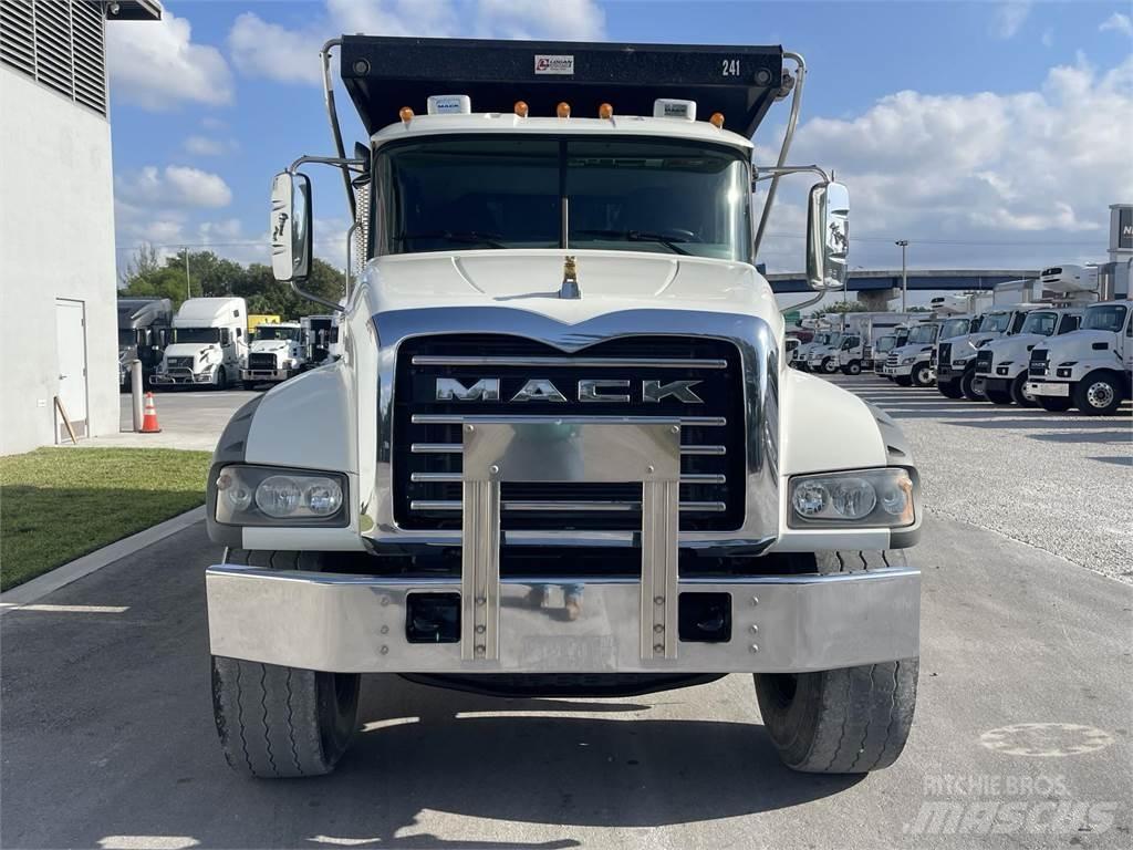 Mack GR64F Kipper