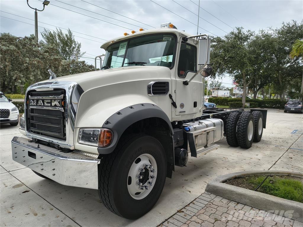Mack GR64F Sonstige Forstmaschinen