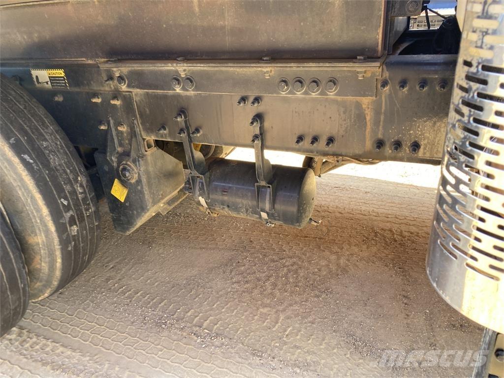 Mack GR64F Kipper