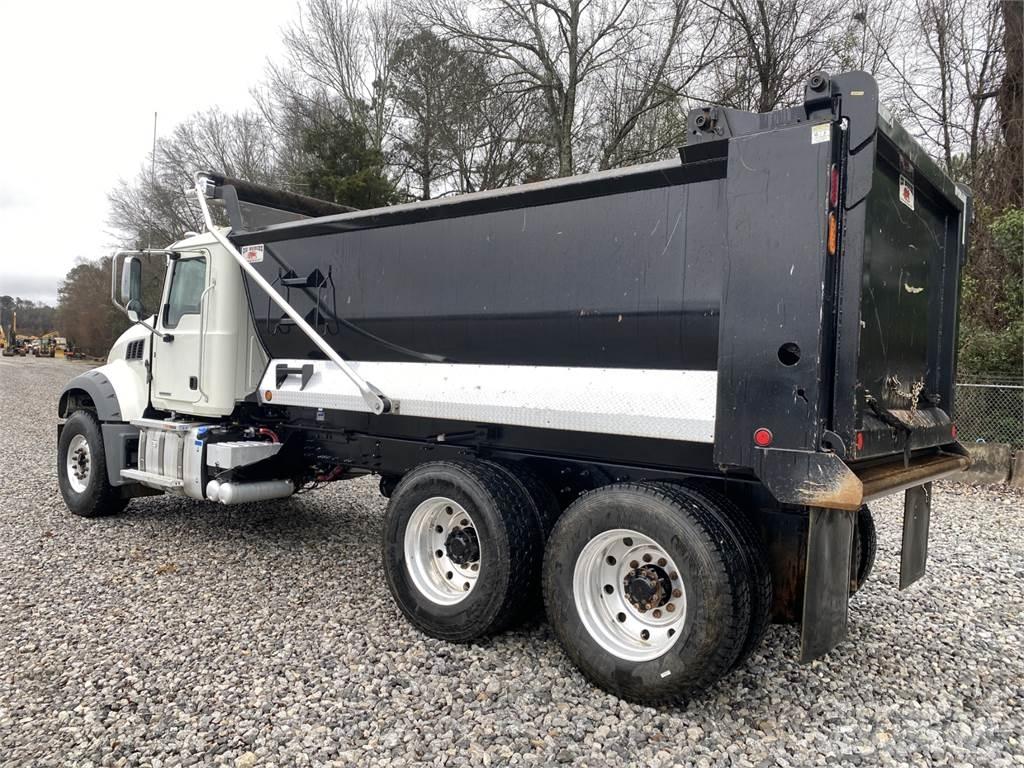 Mack GR64FR Kipper