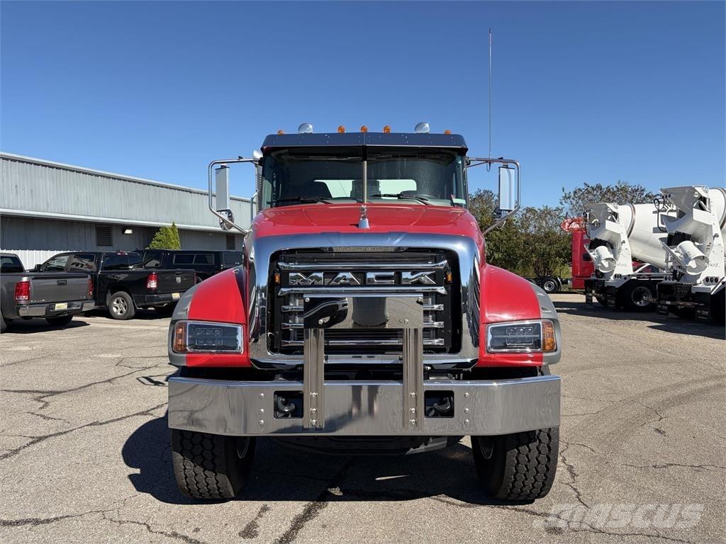 Mack GR64FR Betonmischer