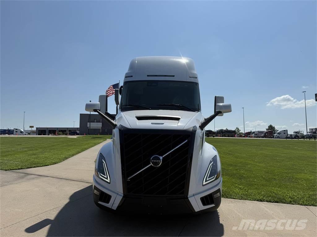 Volvo NEW VNL860 Sattelzugmaschinen