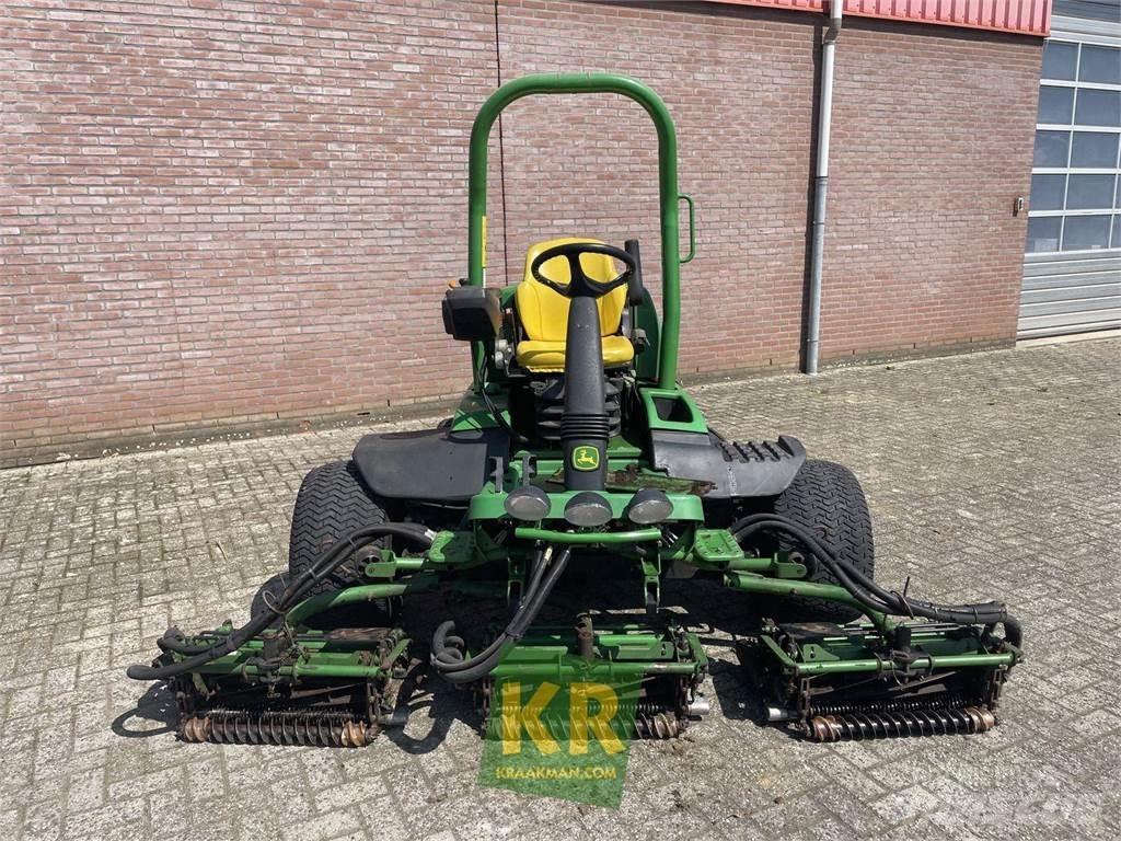 John Deere 8700A Grünflächenmäher