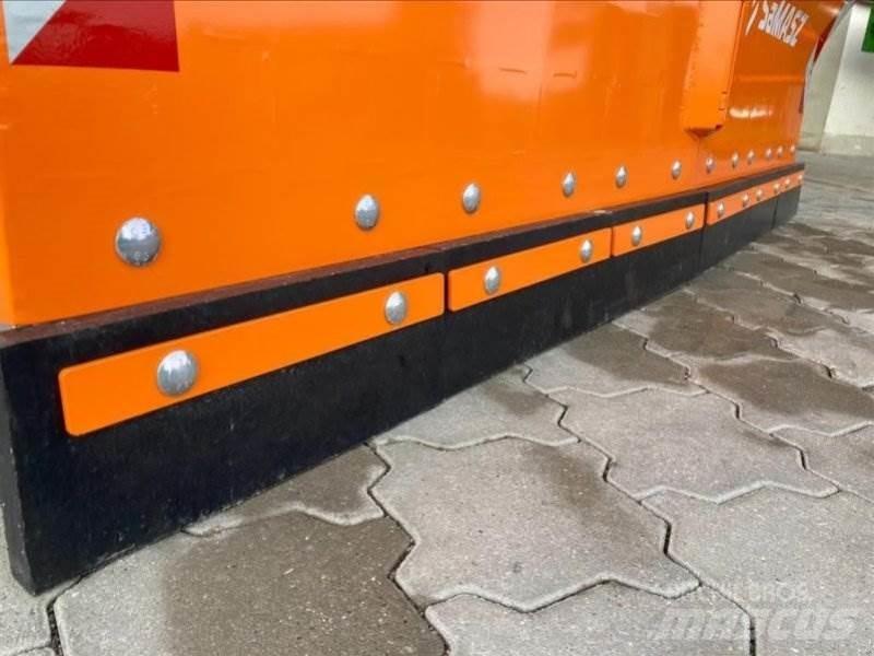  CITY 220 Schneeschilde und -pflüge