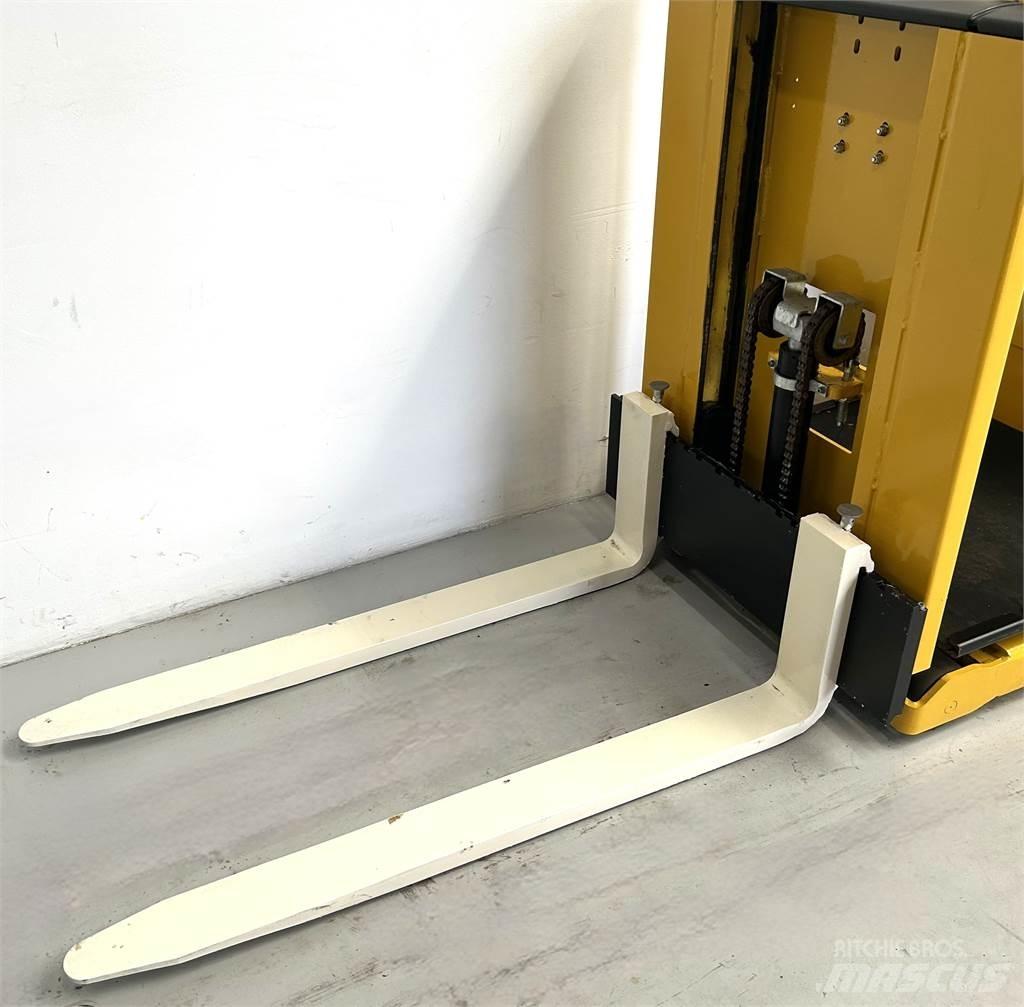 Hyster K1.0L Mittelhub-Kommissionierer