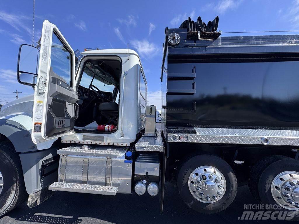 Mack GR64F Kipper