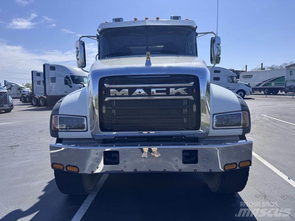 Mack GR64F Kipper