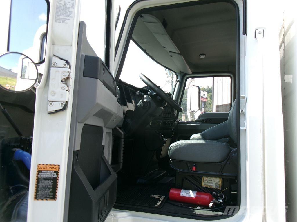 Mack MD6 Kofferaufbau