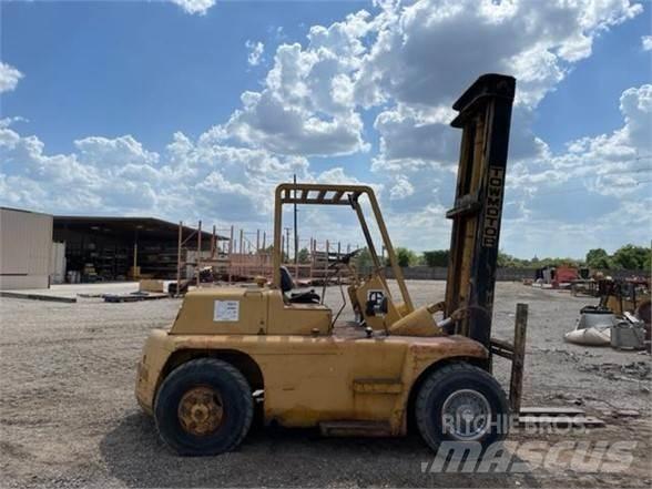 CAT B10 Geländestapler