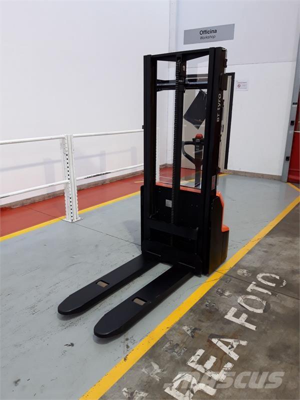 BT SHE100 Handgeführter Palettenstapler