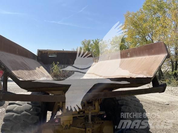 CAT D400D Dumper - Knickgelenk