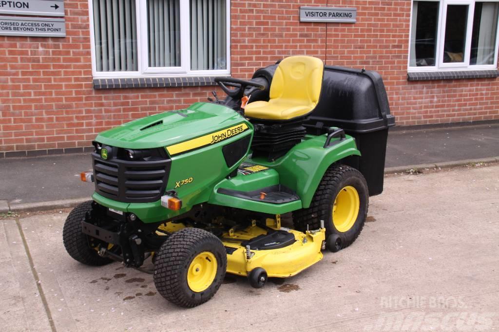 John Deere X750 with 54" Cutting deck and Collector Reitermäher