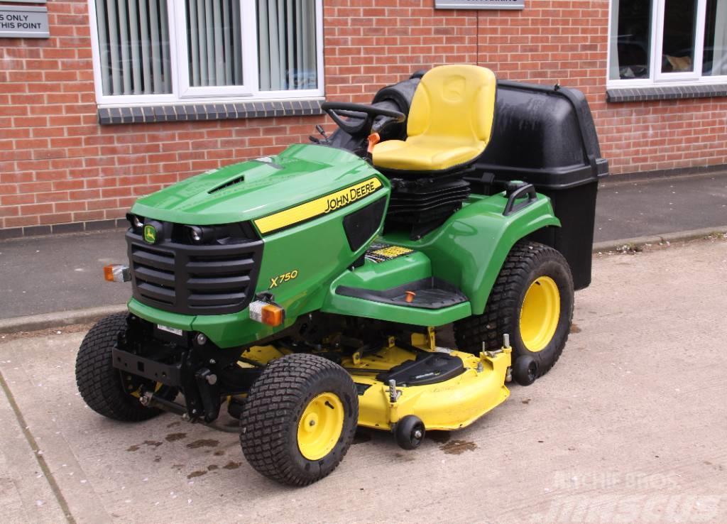 John Deere X750 with 54" Cutting deck and Collector Reitermäher